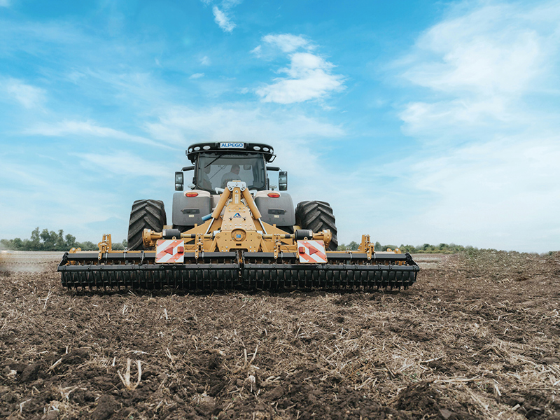 Hydraulic folding Alpego Power Harrow working