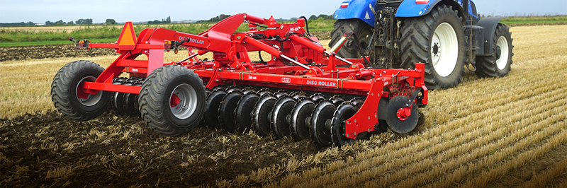 Hydraulic-folding trailed HE-VA Disc Roller Contour behind a New Holland tractor
